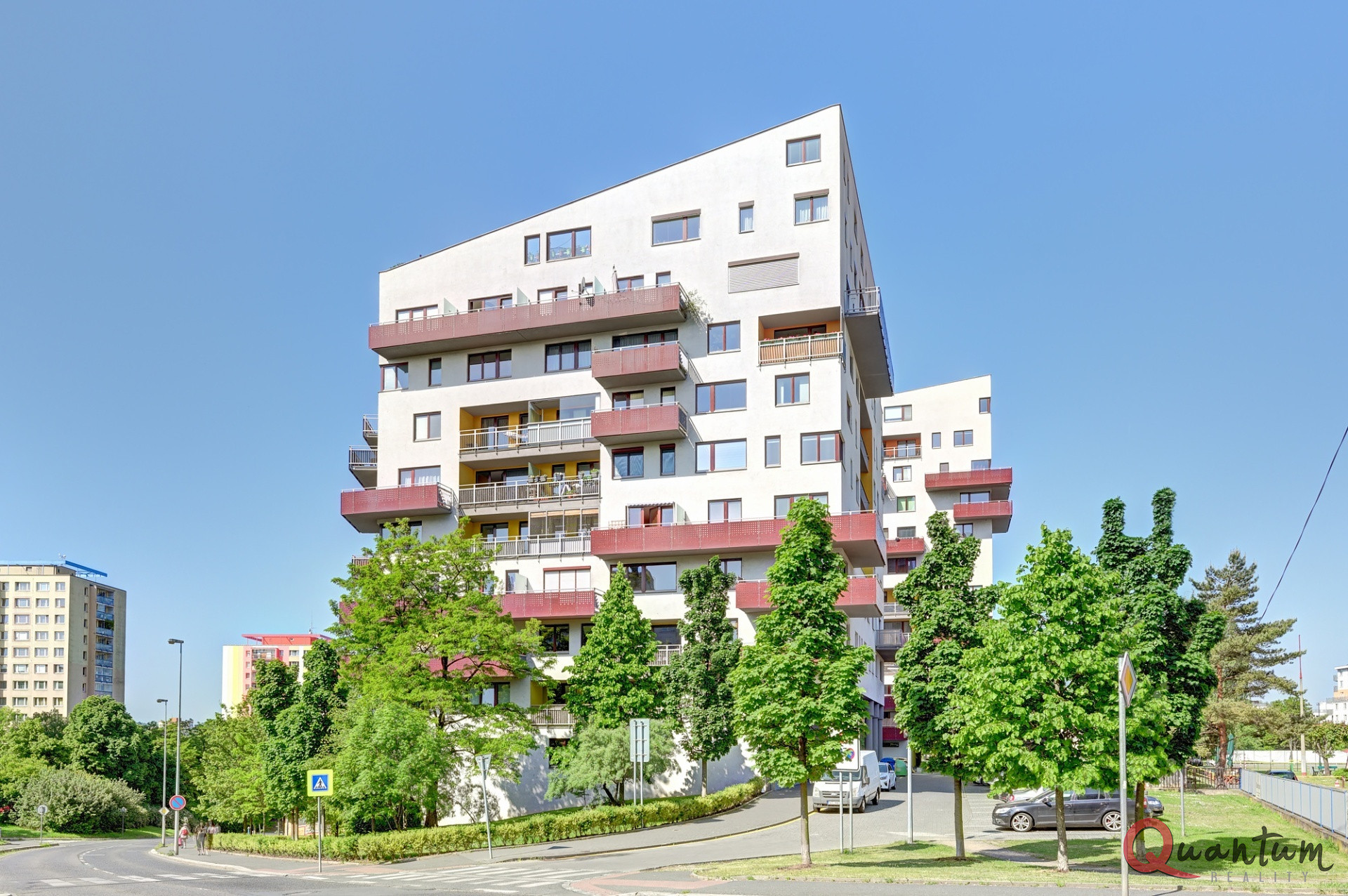 Pronájem vybaveného bytu 3+kk s krytou terasou 18 m², nadstandardním parkovacím stáním …