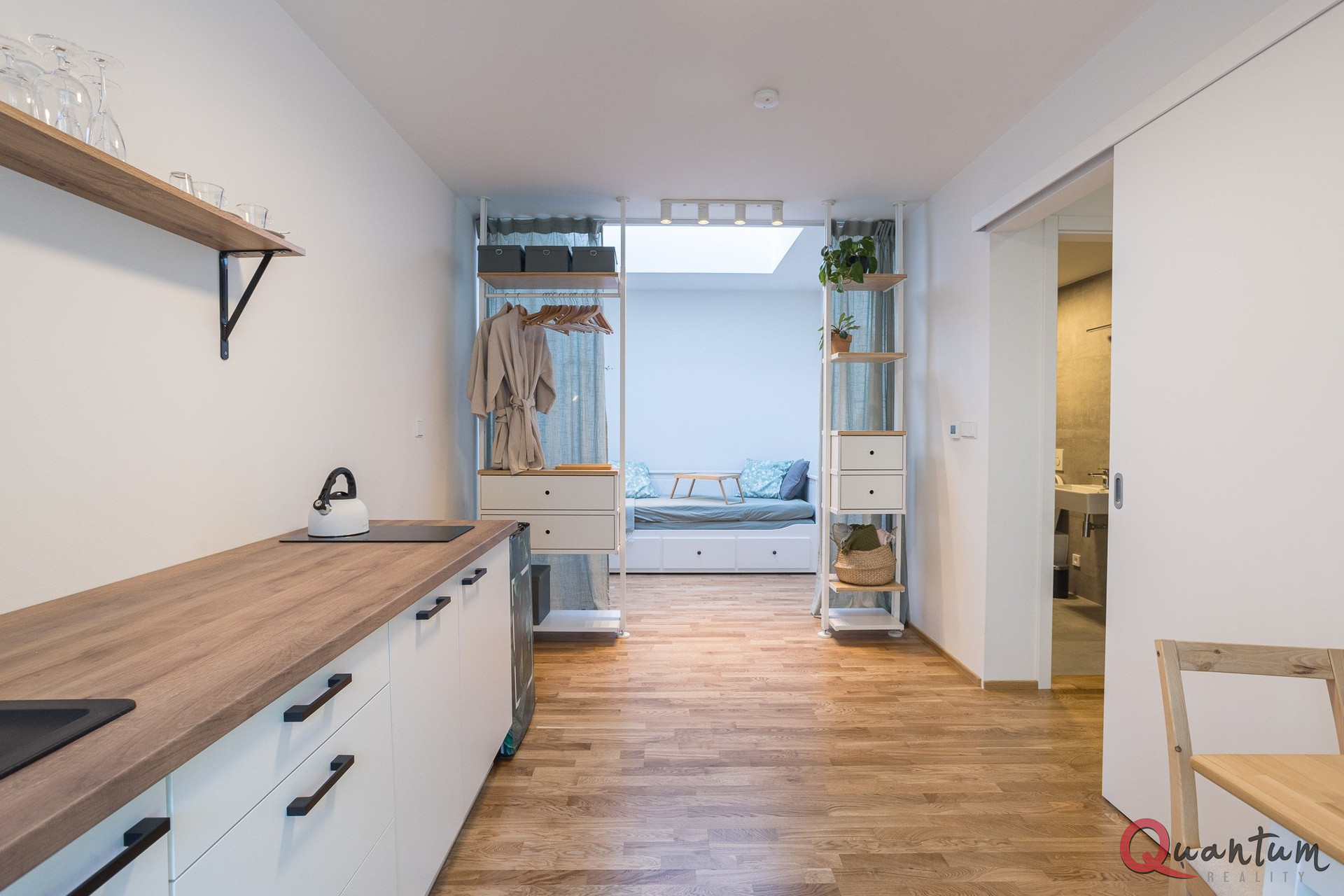 Pronájem moderního bytu 1+kk s terasou, Grafická, Praha – Smíchov