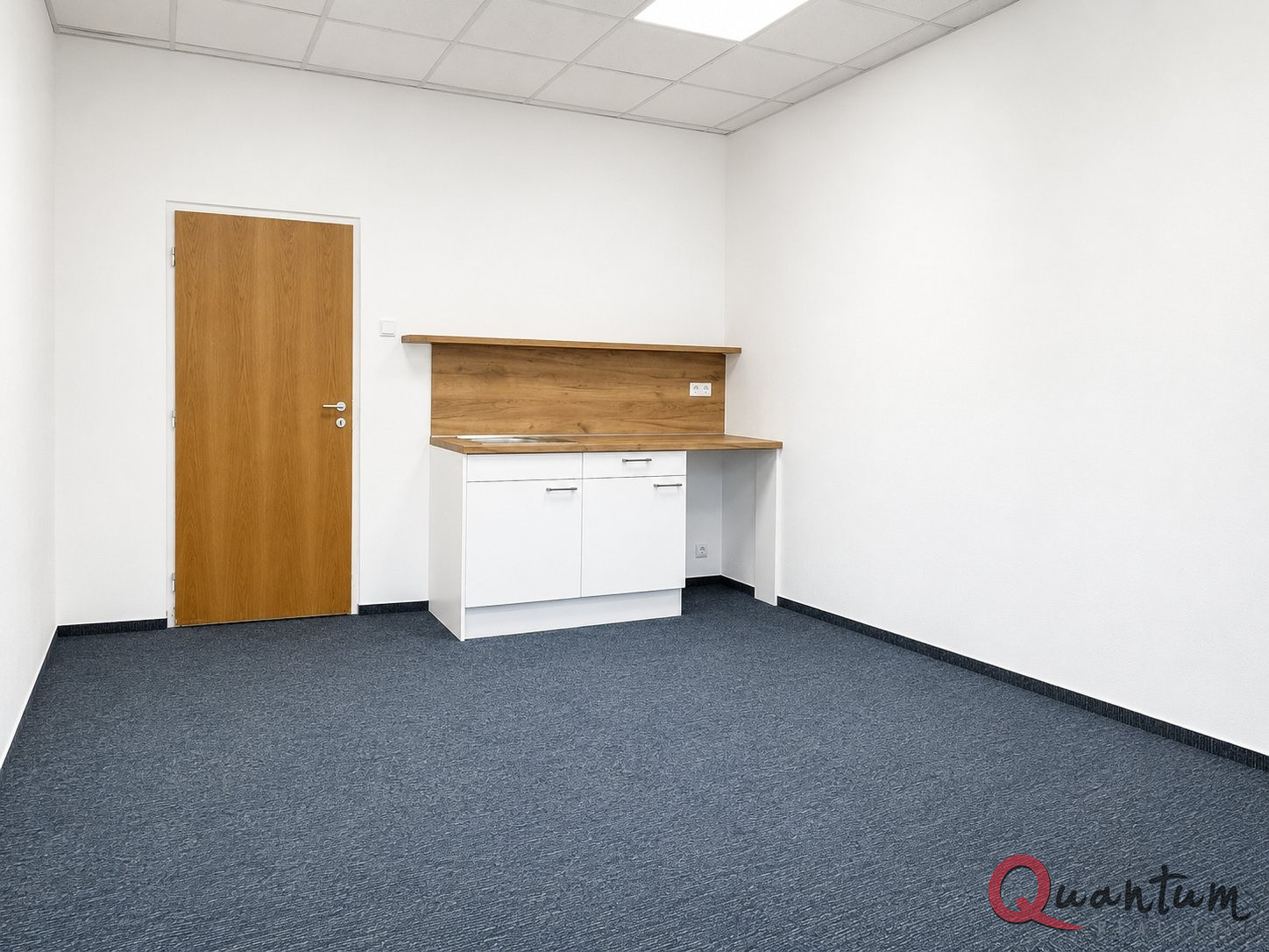 Pronájem nově zrekonstruované kanceláře 18m2  s parkováním | Praha 5 – Radlická