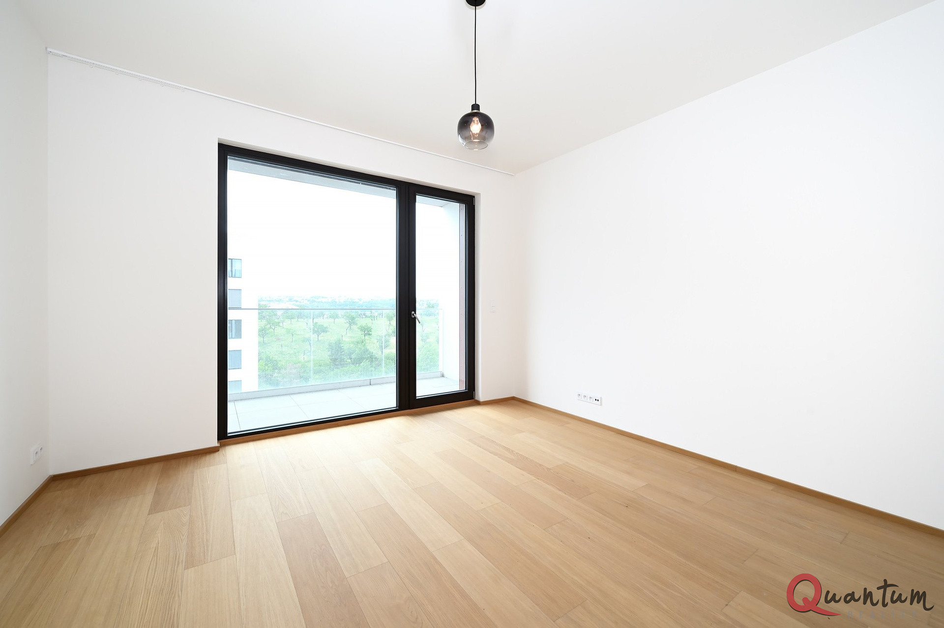 Světlý byt 2+kk v rezidenční čtvrti Zelené Město Heights – Praha