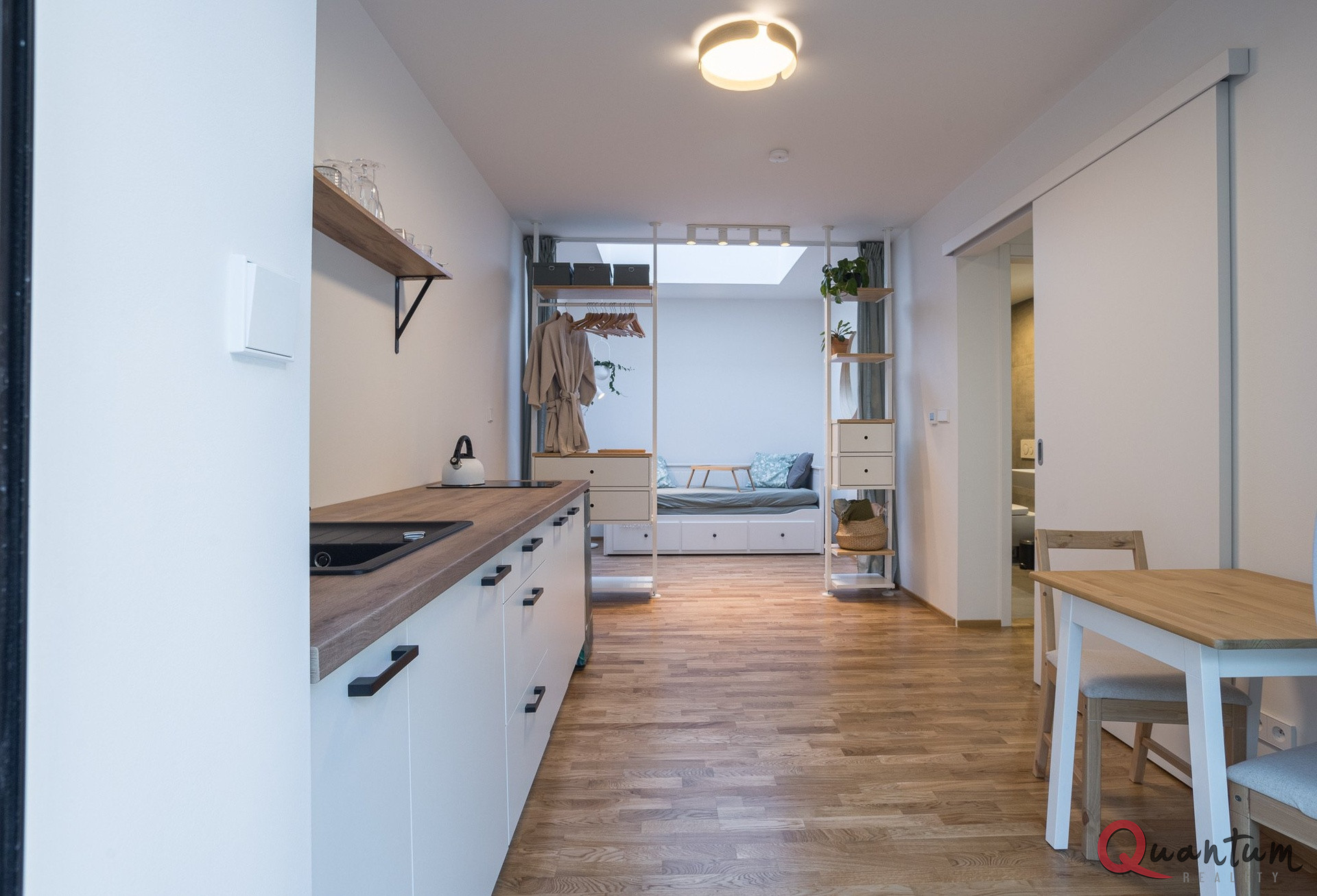 Pronájem moderního bytu 1+kk s terasou, Grafická, Praha – Smíchov