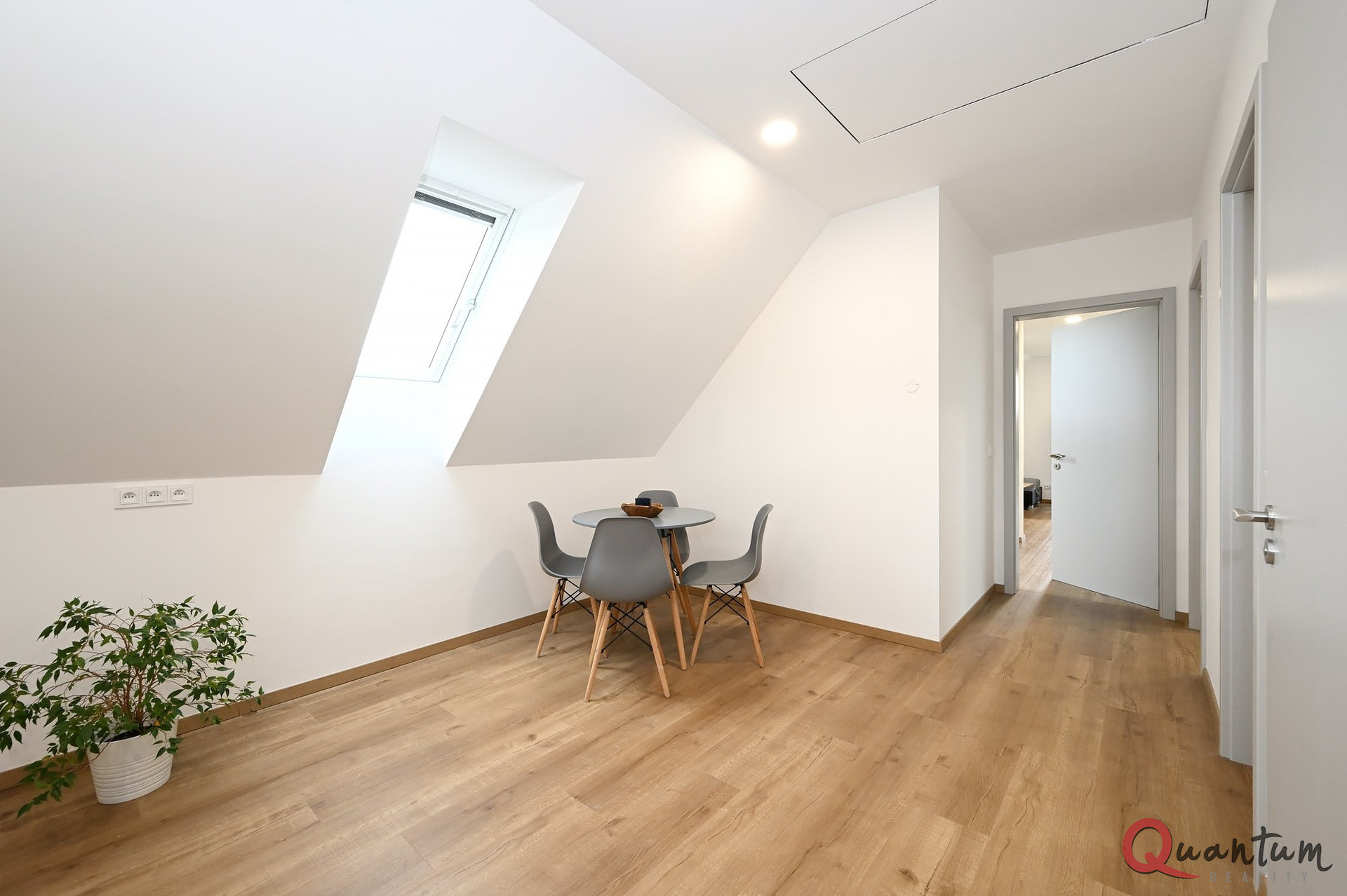 Pronájem samostatného patra moderní novostavby, Za Knotkem, Praha 5 – Holyně