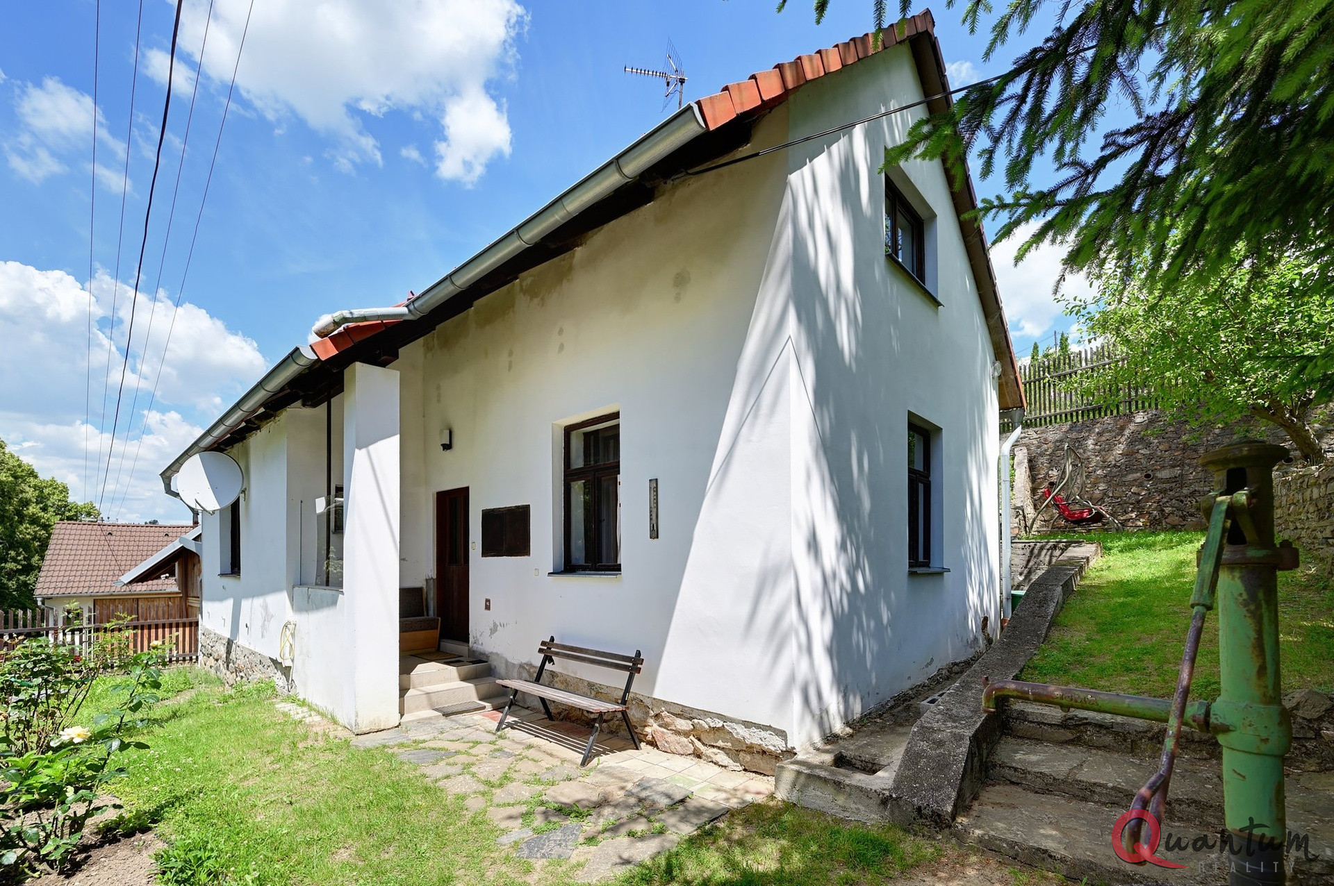 Rodinný dům se zahradou, vlastní studnou a saunou.