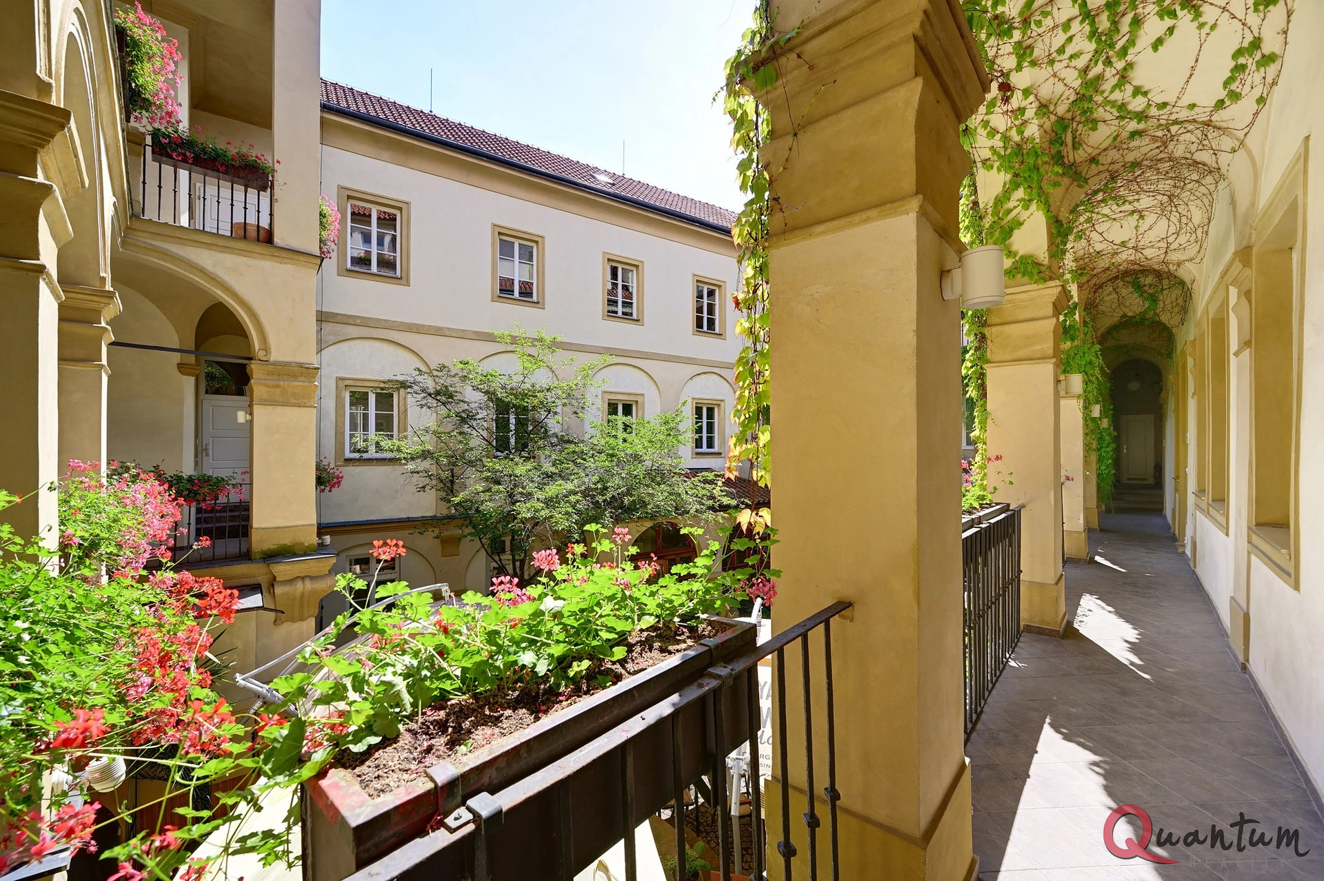 Pronájem reprezentativní kanceláře 28,4 m2, Loretánské náměstí, Praha 1 – Hradčany