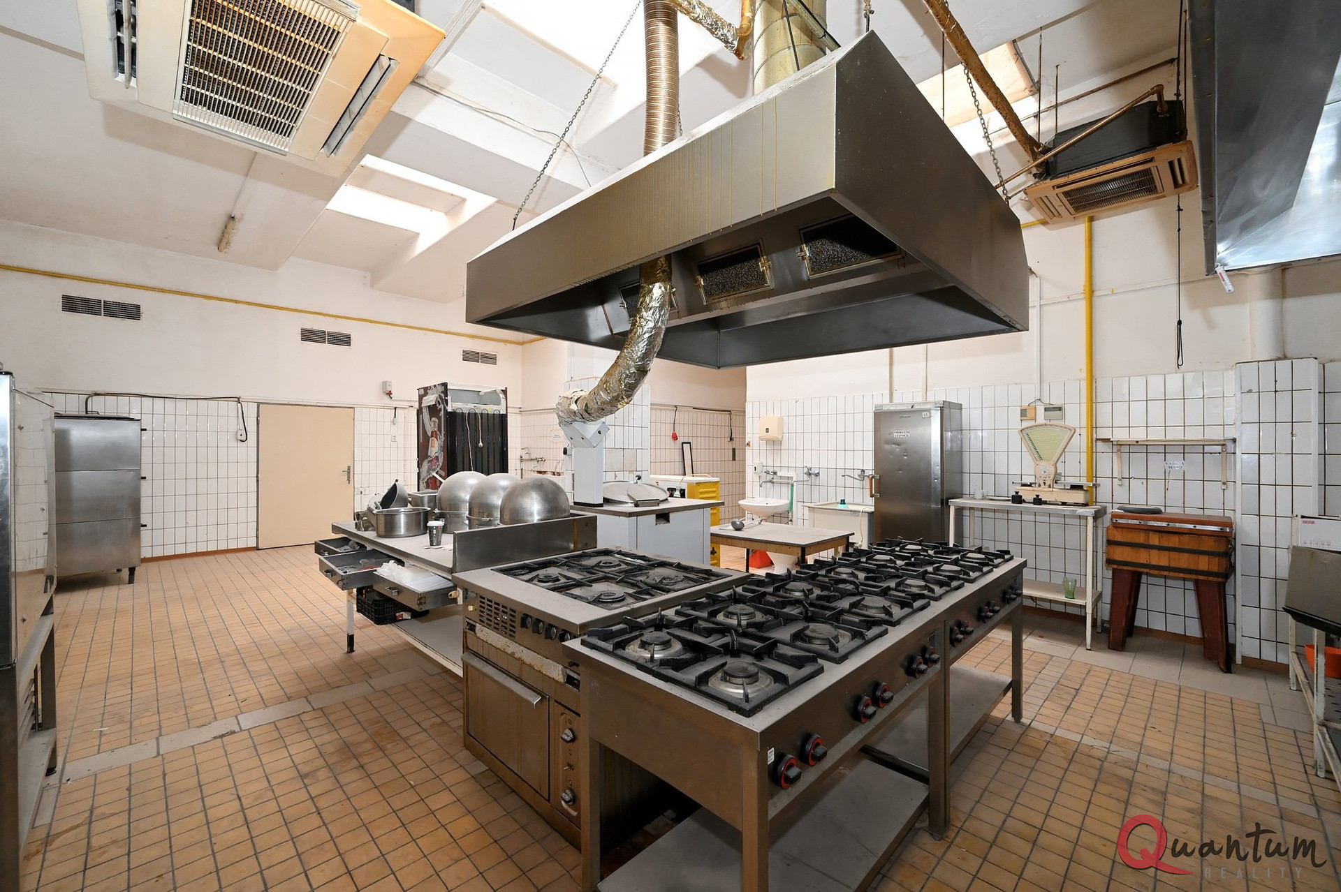 Exkluzivně pronájem výrobních prostor (gastro) a bývalé restaurace, Vojtíškova, Praha – Chodov, OC Slunečnice