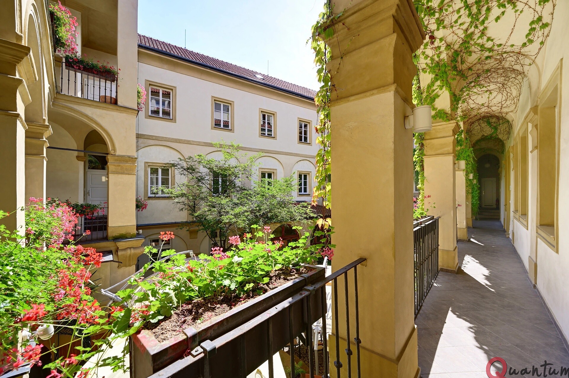 Pronájem reprezentativní kanceláře 28,4 m2, Loretánské náměstí, Praha 1 – Hradčany